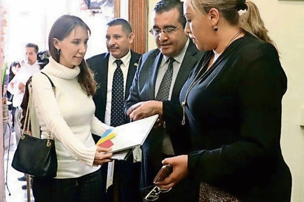 La subsecretaria de Enlace Legislativo y Asuntos Registrales, Verónica García, y la directora de la Unidad de Derechos Humanos, Lizeth Puebla, entregaron el documento (GOBIERNO DE MICHOACÁN)