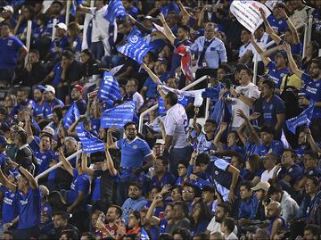 Seguidores de La Máquina revientan a Televisa y ViX por no transmitir el duelo ante Monterrey