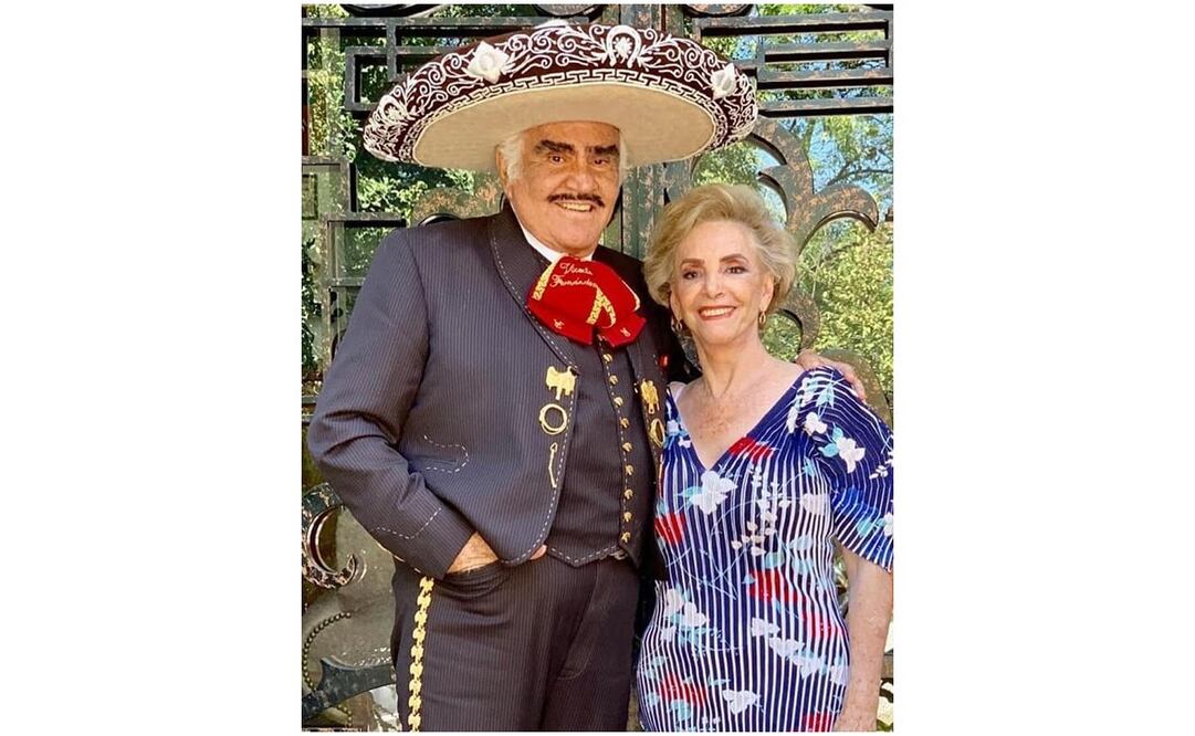 Vicente Fernández celebra a Cuquita. Foto: Instagram 