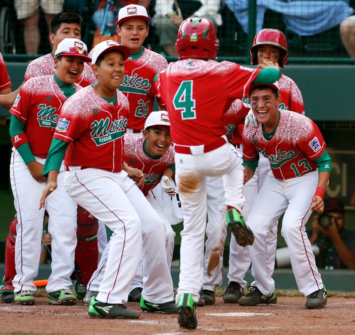 Los pequeños celebraron entusiastamente la carrera anotada por Ernesto Ríos (4) con jonrón solitario que cerró el juego (GENE J. PUSKAR. AP)