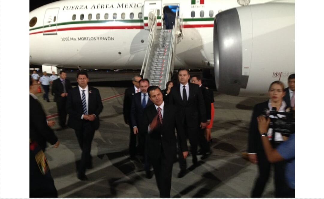 El mandatario y su comitiva arribaron en el avión TP01. /Misael Zavala - EL UNIVERSAL