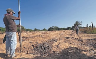 Pueblo afro trabaja para evitar inundación