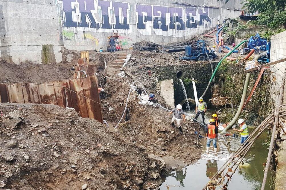 Por sexta vez en el mes, vecinos del andador Mitre, a un costado del Paso Exprés, padecieron inundaciones. Personal de la SCT sacó el agua con tres bombas. (TONY RIVERA. EL UNIVERSAL)