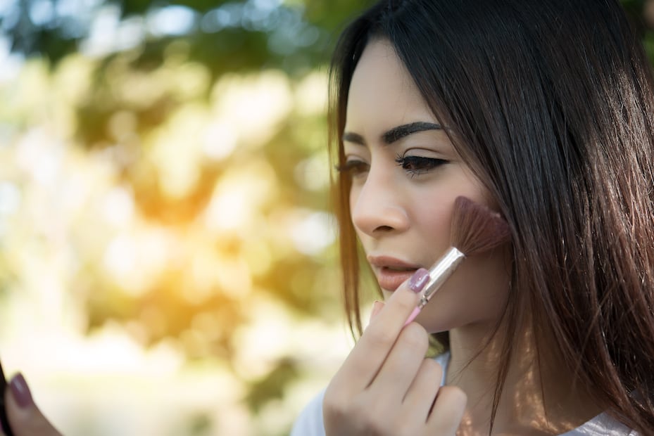 Ya sea en días calurosos o lluviosos, el maquillaje ayuda a conservar el look intacto durante todo el día. Foto: Magnific