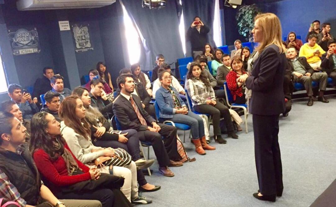 La ex primera dama ante universitarios de Hidalgo. /Tomada de @Mzavalagc