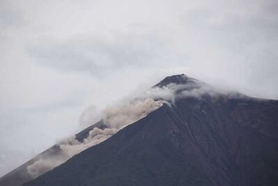 Guatemala ordena evacuación por nuevo flujo piroclástico en volcán de Fuego