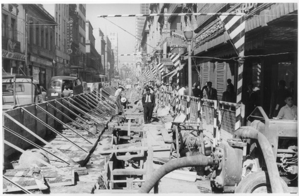 Cambio de drenaje, calle 126 de Septiembre (1953).  Crédito: Museo Archivo de la Fotografía (MAF), Secretaría de Cultura — Gobierno de la Ciudad de México. Ref. 000196-003.