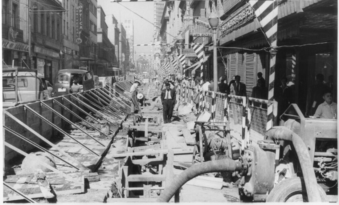 Cambio de drenaje, calle 126 de Septiembre (1953). Crédito: Museo Archivo de la Fotografía (MAF), Secretaría de Cultura — Gobierno de la Ciudad de México. Ref. 000196-003.