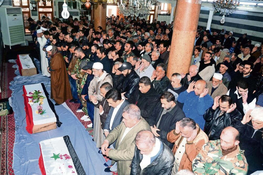 Residentes de Damasco participaron ayer en los funerales de los soldados sirios que murieron en el doble atentado del sábado en esa ciudad (AMMAR SAFARJALANI. XINHUA)