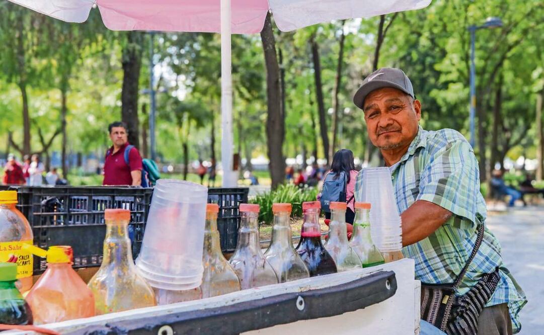 Antonio, de 68 años, vende raspados en la Alameda. Comenta que ha pedido trabajo en obras, pero no lo aceptan por su edad. (30/01/2025) Foto: Axel Sánchez | El Universal