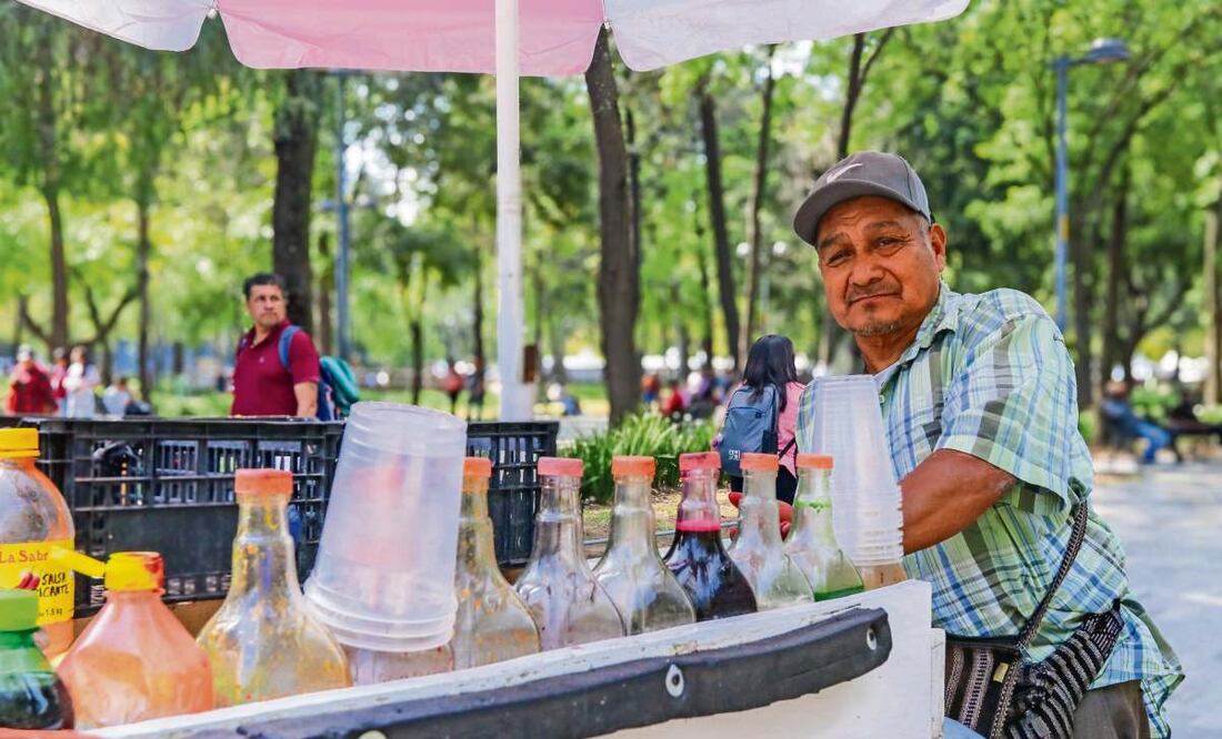 Antonio, de 68 años, vende raspados en la Alameda. Comenta que ha pedido trabajo en obras, pero no lo aceptan por su edad. (30/01/2025) Foto: Axel Sánchez | El Universal