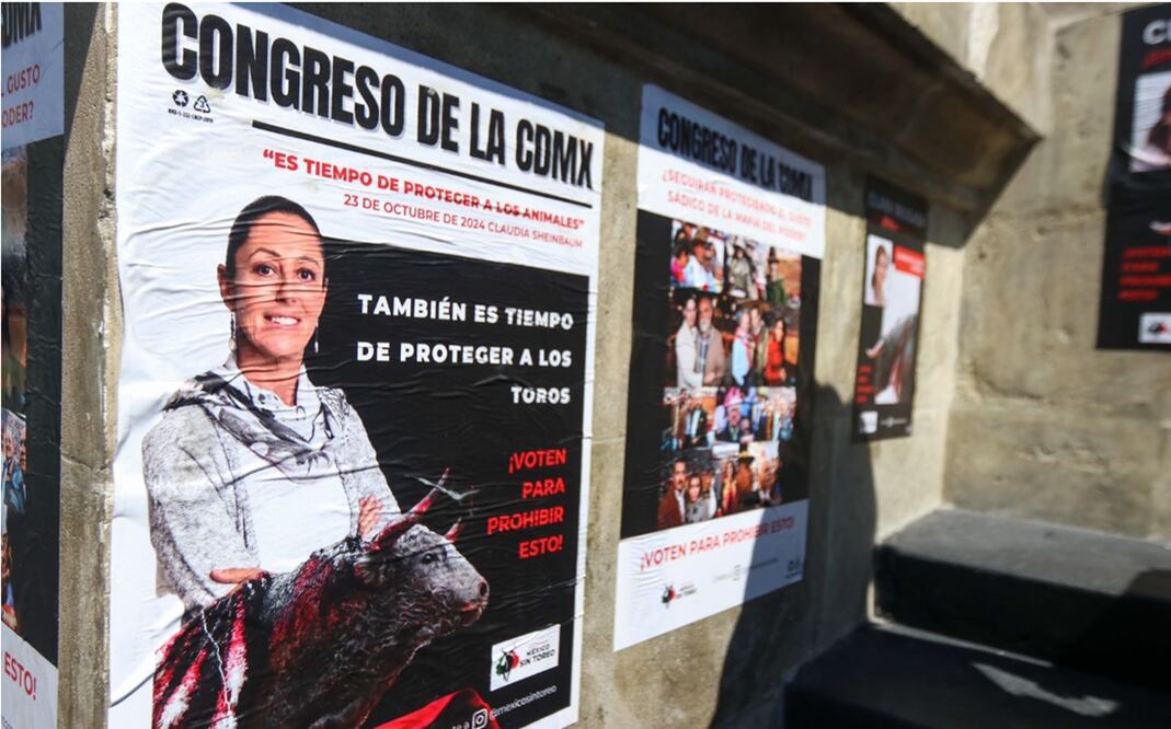 Grupo de colectivos contra las corridas de toros se manifiestan al exterior del Congreso de la CDMX. Foto: Axel Sánchez/EL UNIVERSAL