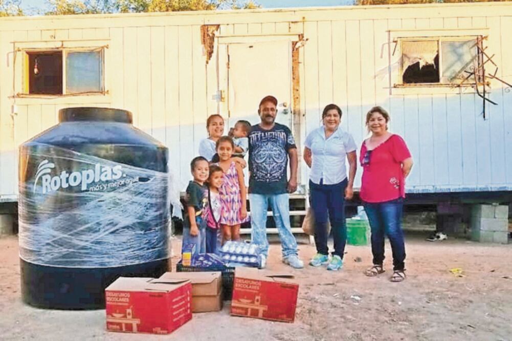 La familia de Valente Espinoza también recibió una despensa, un tinaco, así como lámina para mejoramiento de su vivienda, informó Imelda Zamudio Sánchez, directora del DIF de Puerto Peñasco. Foto/ AMALIA ESCOBAR. EL UNIVERSAL