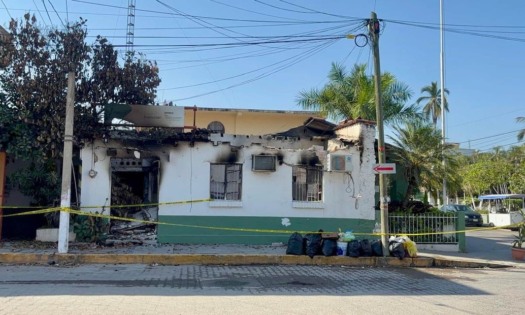 Sujetos armados y encapuchados incendiaron una sucursal del Banco del Bienestar y las oficinas de Correos de México. Foto: Juan Carlos Williams
