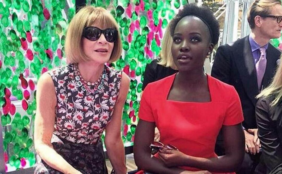 La actriz se sentó  al lado de la editora de Vogue para Estados Unidos, Anna Wintour. (FOTO: Twitter @botiquindestilo)