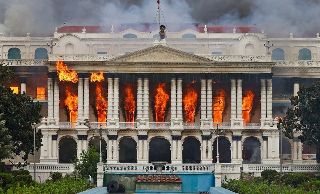 Uno de los edificios de gobierno en Katmandú, en llamas, en medio de las protestas que provocaron la caída del gobierno, en Nepal. FOTO: ANUP OIHA. AFP
