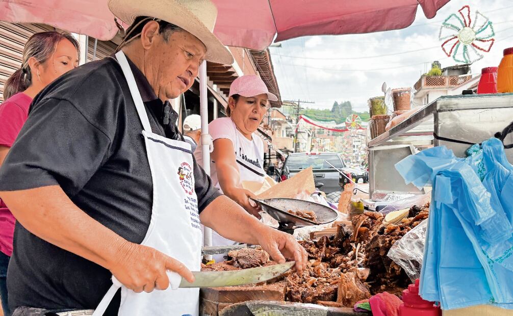 Fernando Rivera mencionó que, en Quiroga, hay 12 familias productoras de carnitas. Foto: Carlos Arrieta / EL UNIVERSAL