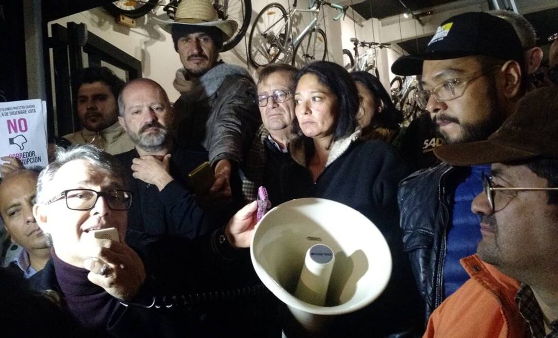 Vecinos tras conocer los resultados de la consulta. FOTO: Phenelope Aldaz