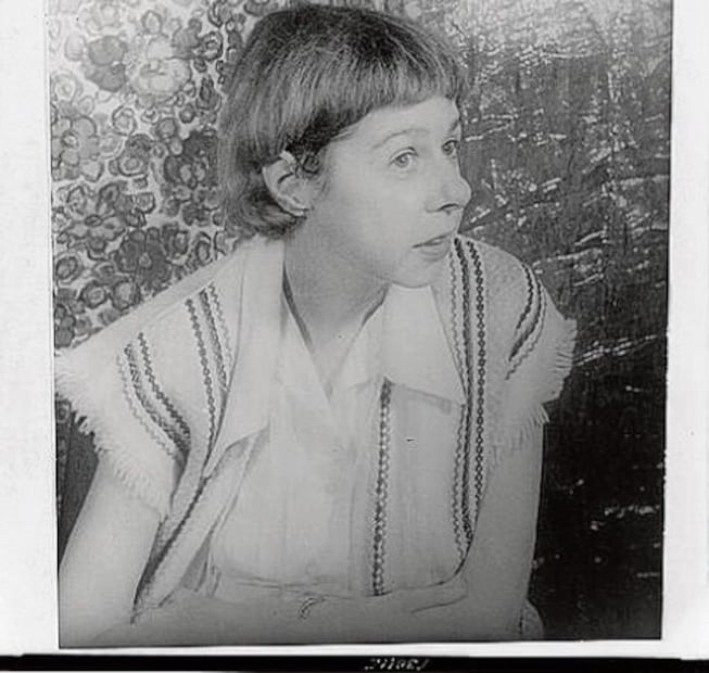 La novelista estadounidense Carson McCullers (1917-1967), autora de The Heart Is a Lonely Hunter (1940), publicada cuando tenía apenas 23 años. Crédito: Carl Van Vechten / Library of Congress.