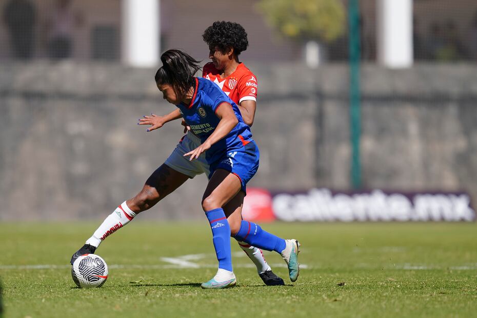 Erica Gomes y Dayán Fuentes durante el partido entre Cruz Azul y Necaxa del Clausura 2024 - Foto: Imago7