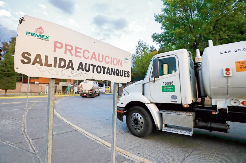 Pemex revisa el efecto que tendrá en el precio de los combustibles el uso de medios alternos de distribución, como por ejemplo las pipas. ARCHIVO EL UNIVERSAL