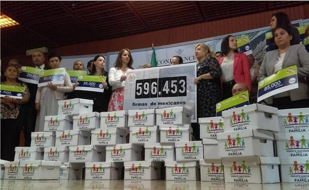 National Front delivers 500 thousand signatures opposing gay marriage