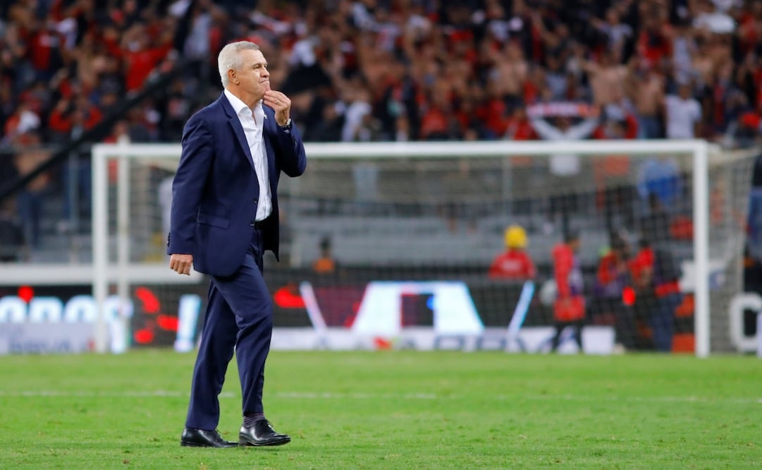 Se confirma el arribo del Vasco como nuevo técnico, con el Káiser como su principal auxiliar con miras a 2026. Foto: Ismael Arroyo | Imago7