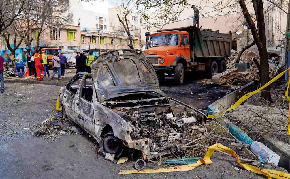 Un automóvil dañado, tras un ataque israelí-estadounidense en Teherán. Foto: Amir Kholousi / AP