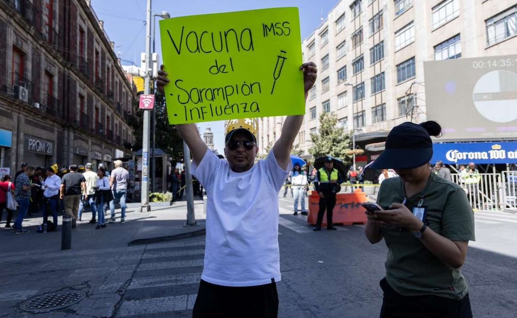 Módulo de vacunación instalado previo al concierto gratuito de Shakira que ofrecerá la artista en el Zócalo capitalino (01/03/2026). Foto: Hugo Salvador / EL UNIVERSAL