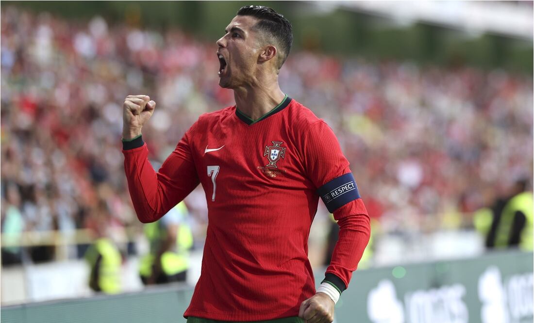 Cristiano Ronaldo celebra uno de sus goles ante Irlanda. FOTO: AP