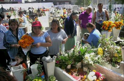 Más de 7 mil policías vigilarán panteones por Día de Muertos