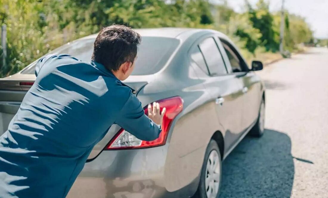 Empujar un auto. Foto: Freepik