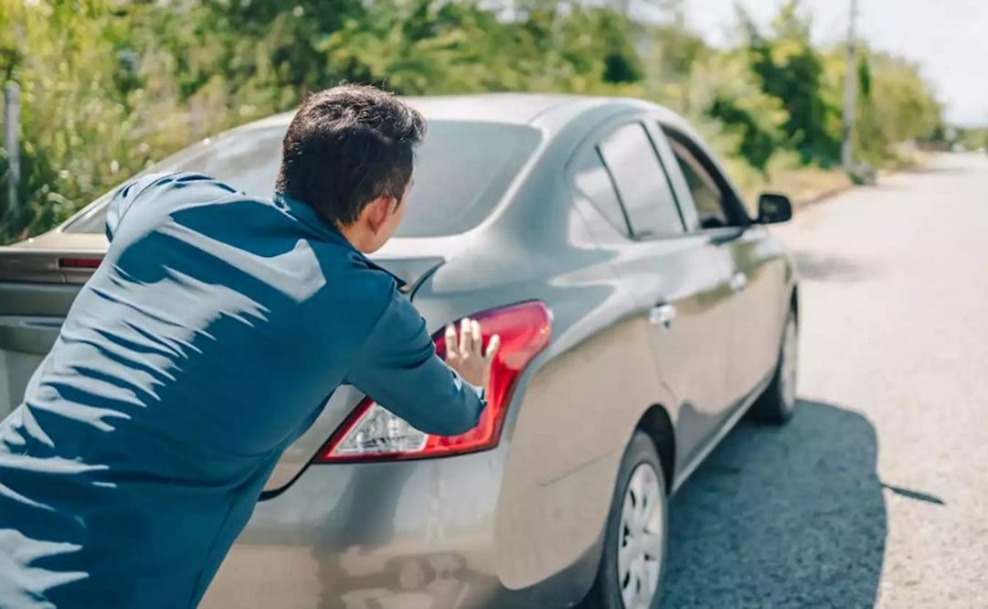 Empujar un auto. Foto: Freepik