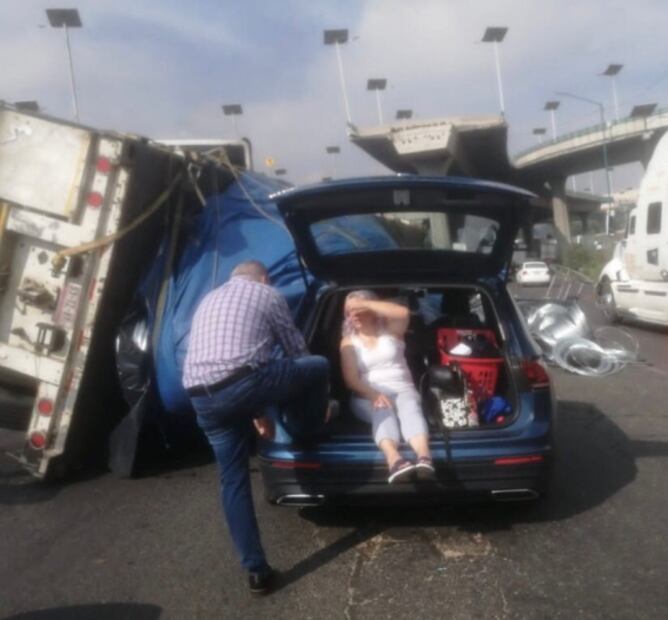 Tráiler vuelca sobre auto en la México-Querétaro, conductora resulta ilesa