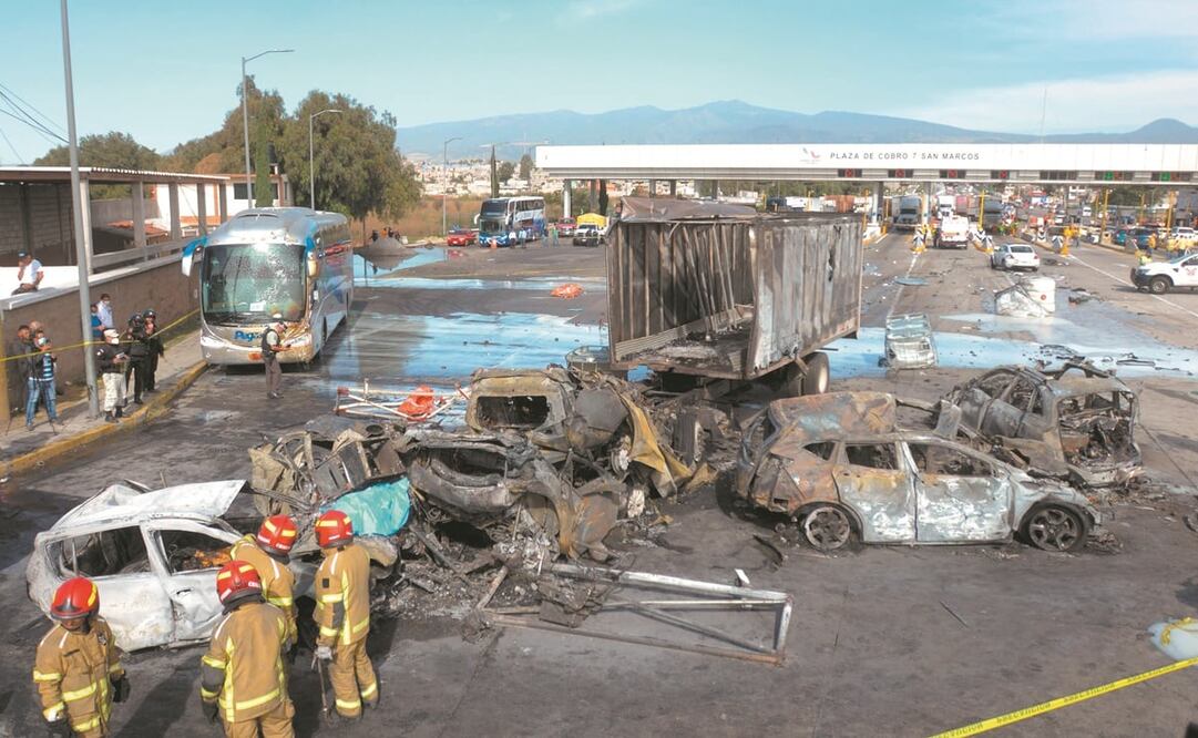 Un camión de carga que transportaba químicos y circulaba por la autopista México-Puebla atravesó la caseta de cobro San Maroca y se impacto contra seis autos. Foto: Armando Monroy/ Cuartoscuro.