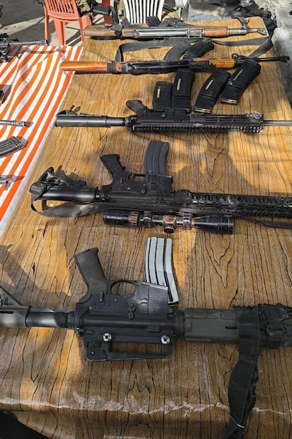 Armas aseguradas durante detención de la mano derecha de “El Guano”, hermano de "El Chapo" y nueve de su integrantes del grupo “Gente del Guano” (23/04/2026). Foto: Especial