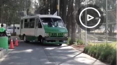 Piloto de Fórmula 1 llega en Microbús al Autódromo Hermanos Rodríguez