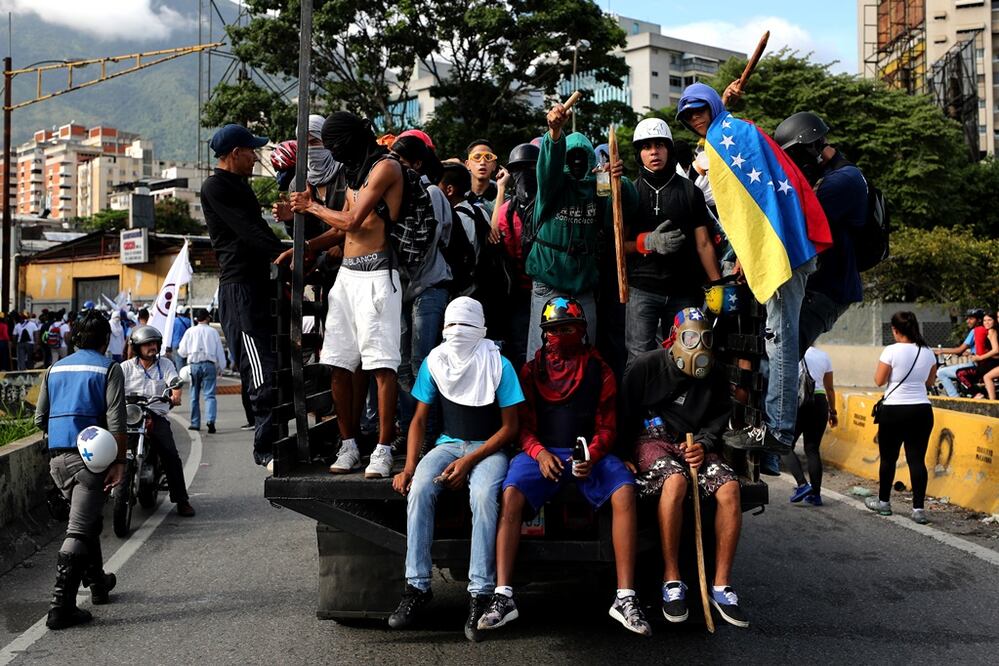 Entre los escuderos hay niños y niñas, quienes no se amedrentan ante los efectivos.