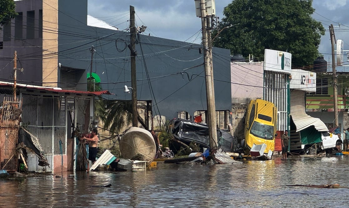 Graves inundaciones se registraron este viernes en la ciudad de Poza Rica, después de que el río Cazones se desbordara por las intensas lluvias afectando diversas zonas de Veracruz, el 10 de octubre de 2025. Foto: EFE