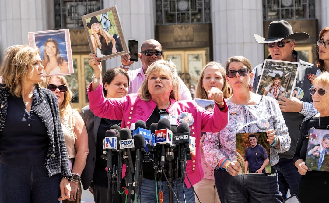 Familiares celebran fallo de Meta y Youtube. (25/03/2026) Foto: EFE