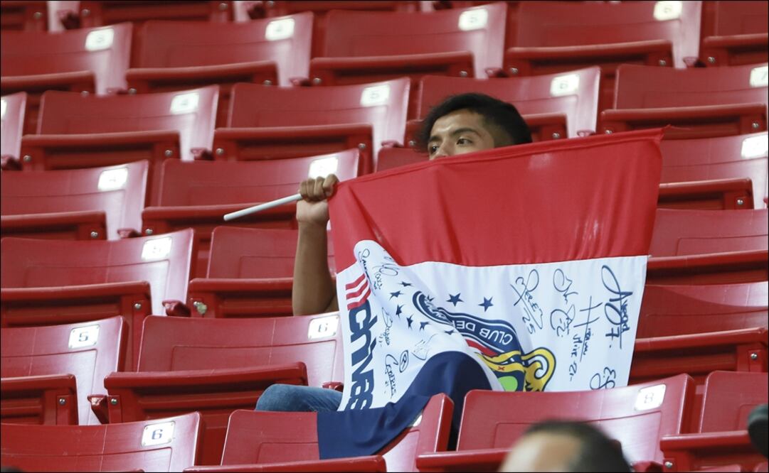 La afición se alejó del estadio Akron. Foto: Imago 7