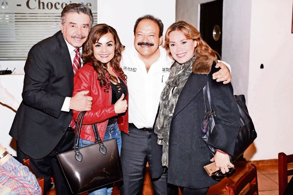 Ortiz de Pinedo, la actriz Lorena de la Garza y Armando Ahued, precandidato a jefe de gobierno. (AGUSTIN SALINAS. EL UNIVERSAL)