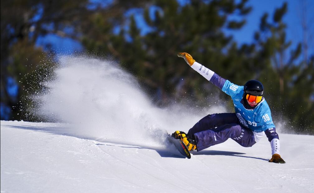 El austriaco Andreas Prommegger compite en la ronda de clasificación para el slalom paralelo masculino en la Copa Mundial Alpina de Snowboard FIS en Val Saint-Come en Saint-Come, Quebec, el sábado 15 de febrero de 2025. Foto: AP