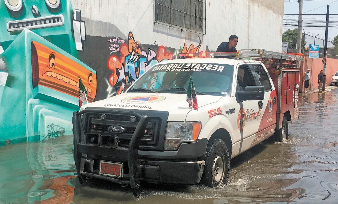 La Comisión del Agua del Estado de México precisó que la lluvia del martes tuvo un registro de 54 milímetros por segundo en los límites de Ecatepec y la alcaldía capitalina Gustavo A. Madero. FOTOS: EMILIO FERNÁNDEZ. EL UNIVERSAL