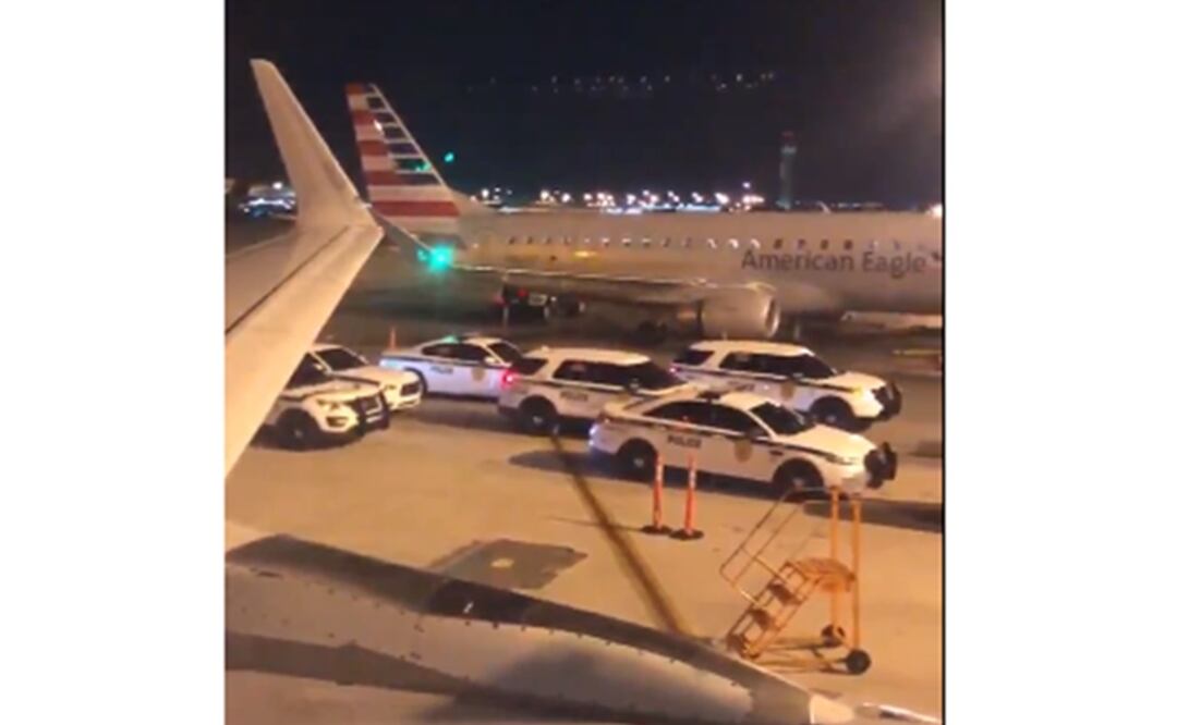 Alrededor de las 21:45, hora local, los pasajeros descendieron de la aeronave por una "amenaza no creíble" que fue confirmada por la Policía de Miami. Foto: Captura de pantalla