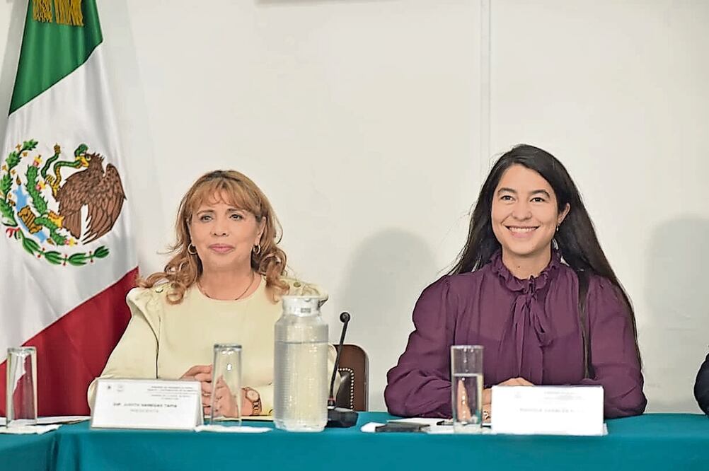 En su comparecencia ante diputados, Manola Zabalza (der.) dijo que se inyectarán 900 mdp a los negocios locales y a mercados públicos. Foto: Especial