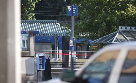 Grita insultos racistas y apuñala a tres a bordo de tren en Portland