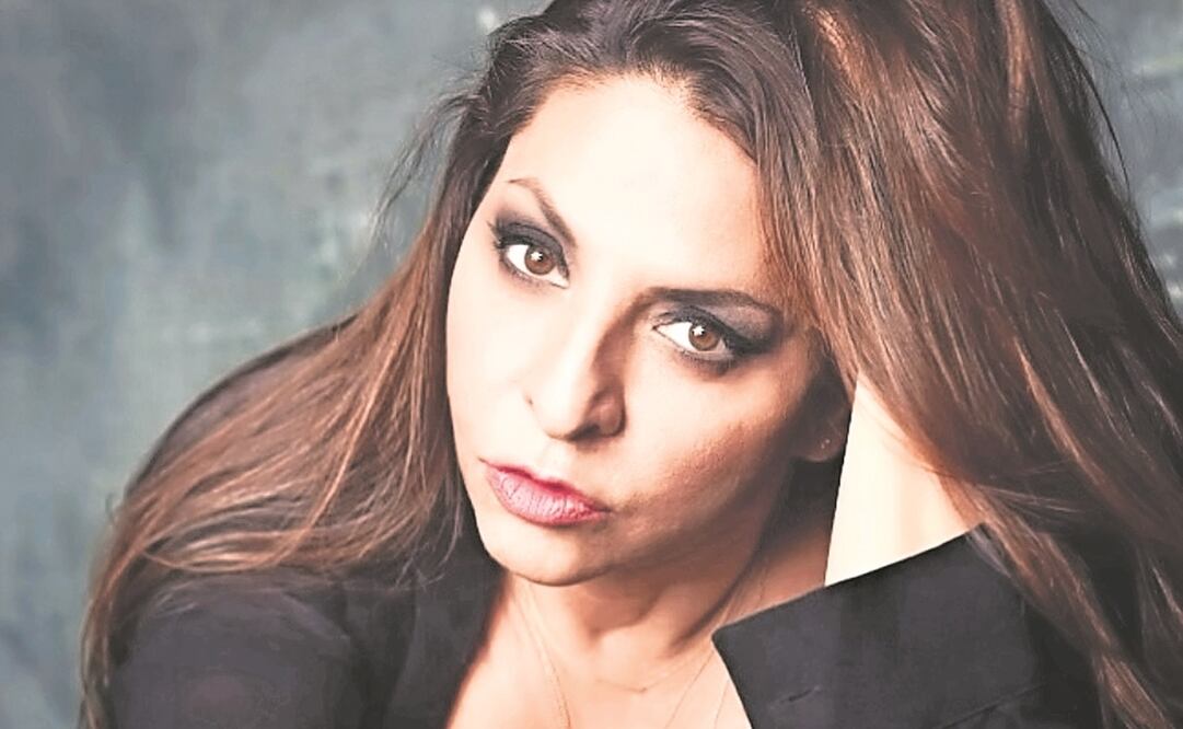 En la serie, Verónica da vida a Camila Elizonndro, madre de Javi Elizonndro (Poncho Herrera). 