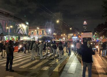 Con guitarras y trompetas, mariachis bloquean Eje Central; piden apoyo para realizar festival en honor a la Virgen de Santa Cecilia