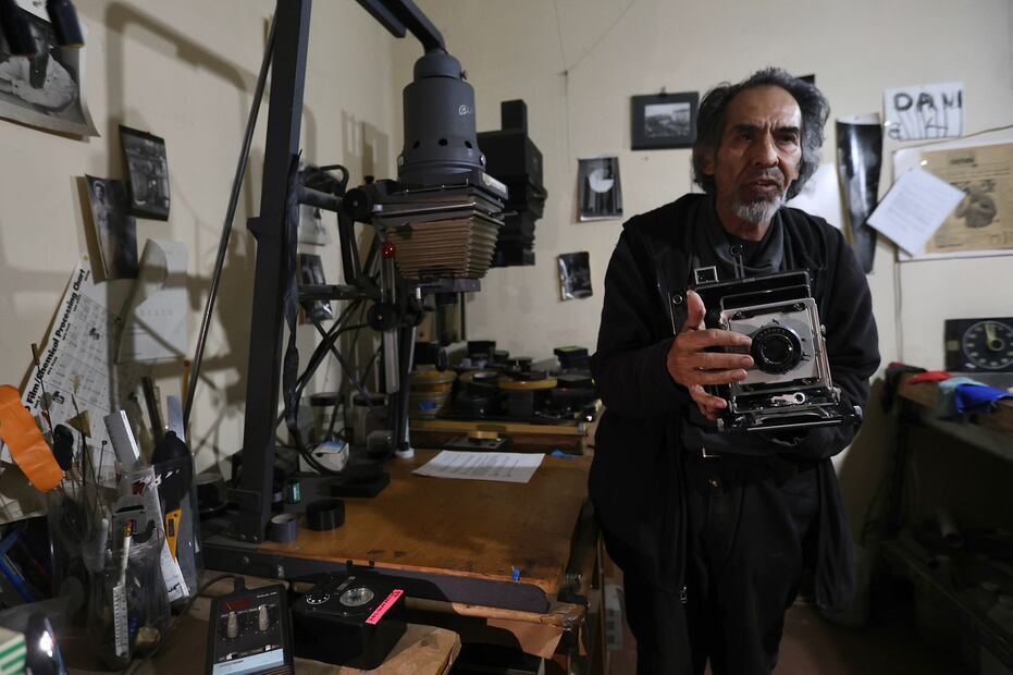Daniel Mendoza conserva al menos siete ampliadoras de hace más de medio siglo, entre ellas mexicanas, italianas y alemanas. Foto: Berenice Fregoso /El Universal